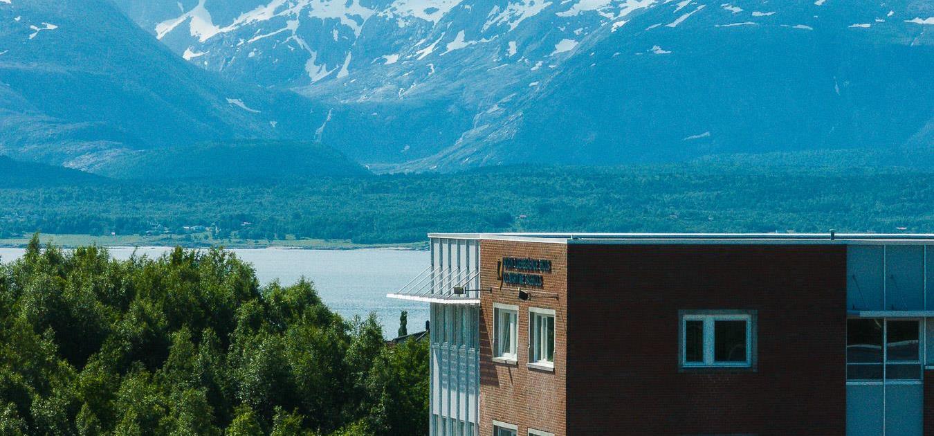 Bilde av bygning og fjell i bakgrunn