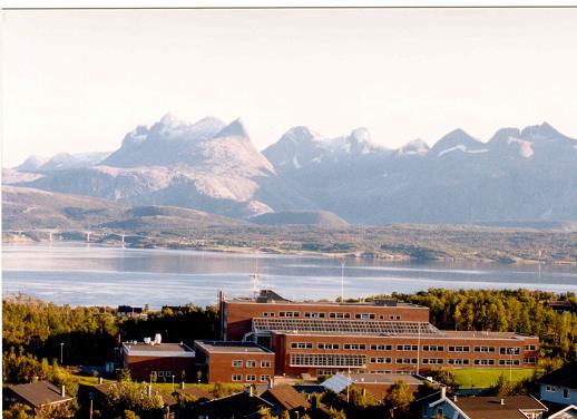 Bodin videregående slik det så ut i 1984, fjorden og Børvasstindene i bakgrunnen - Klikk for stort bilde